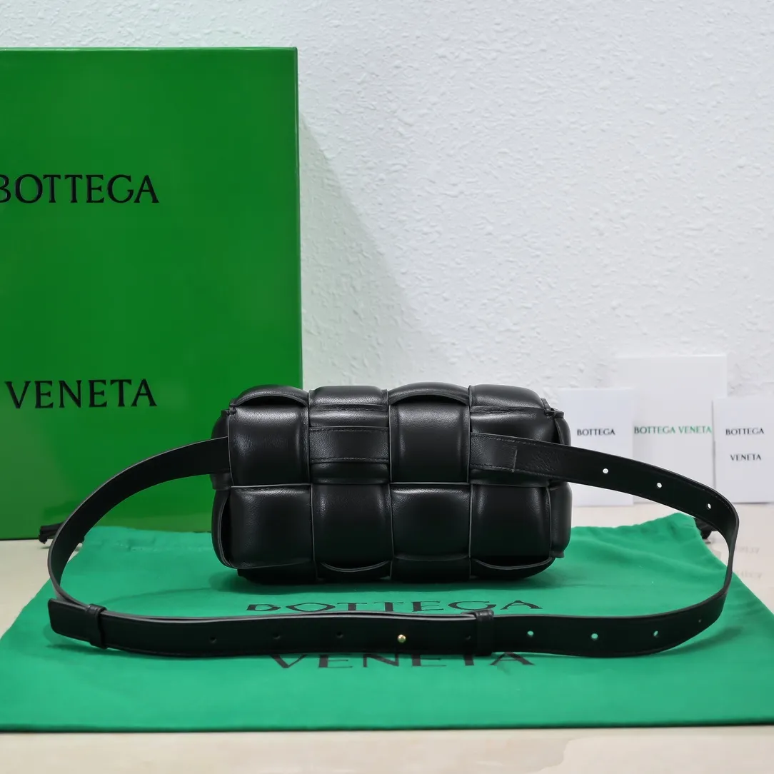 Batch 1120 bv new waist bag is out ✧ #streetshothot "BV Cassette mini pillow bag new style is here~ It adopts soft filling design, boxy shape, and the fat Cassette is super cute! High-grade soft sheepskin ➕ suction buckle design The overall style is retro and tasteful🌱The bag can be held or carried cross-body. It is elegant and simple but has a cool style. The upper body is fashionable and classy~ This Q-soft pillow bag is recommended to bbs^ω^🤪Size: 18*10*6cm, model: 6688-2#